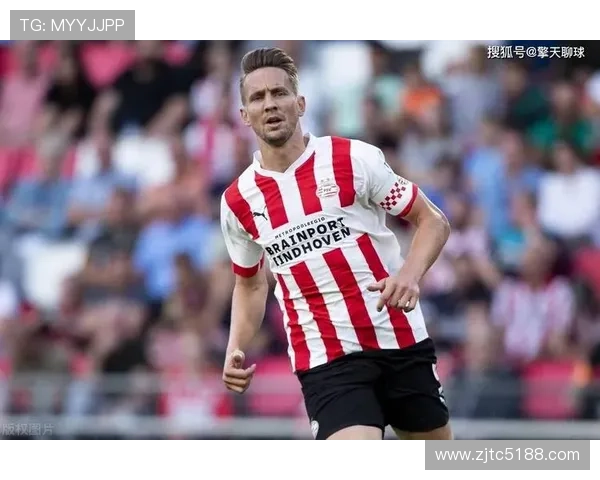 埃因霍温宣布卢克德容告别仪式球员荣登星光大道荣耀时刻